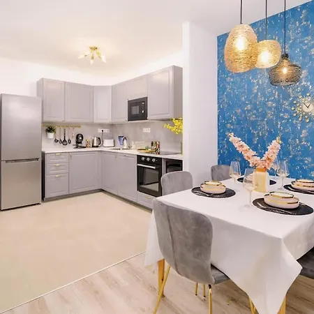 Apartment A101 - Liberty Bridge Projection With Free Parking *